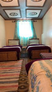 Postel nebo postele na pokoji v ubytování Kasbah Ait Bouguemez