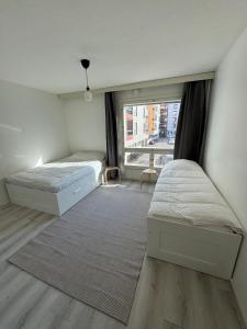 Voodi või voodid majutusasutuse 2 bedroom condo with a balcony in the center of Helsinki toas