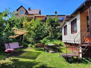 a backyard with a picnic table and a house at Kwatery U Marka in Gowidlino