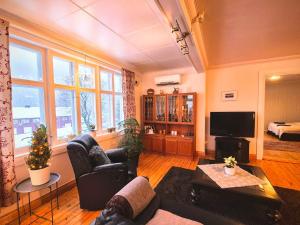 a living room with a couch and a tv at Large Family Friendly Apartment in Lillehammer