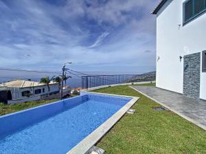 een zwembad in de tuin van een huis bij Zen House By The Madeira Luxury Collection in Arco da Calheta