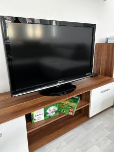 TV a/nebo společenská místnost v ubytování Monteurwohnung Burchard I Rosenau - Platz für 6 Personen
