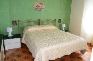 アルベロベッロにあるVilla Nonna Mimmaのベッドルーム1室(ベッド1台付)、2泊分のスタンド(ランプ付)