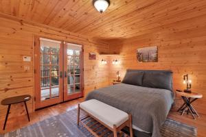 a bedroom with a bed in a wooden cabin at High-Top Lakeview Chateau Relaxing Modern Fawnskin Retreat in Fawnskin