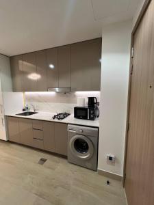 Кухня или мини-кухня в Luxury Relaxing Stay Near Dubai Downtown
