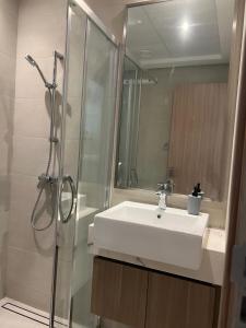 Ванная комната в Luxury Relaxing Stay Near Dubai Downtown