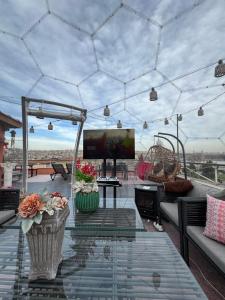 een patio met een tv op een dak bij Waterfront Apartment by the Tram - Terrace with Dome & Golden Horn View in Fatih in Istanbul