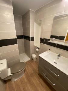 a bathroom with a toilet and a sink at Appt 5 personnes - 2 Chambres, terrasse et jardin in Villandry