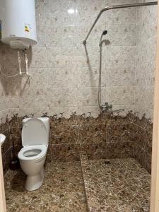 Baño sucio con aseo y ducha en Grand Mountains Hotel, en Baysun 12 fotos más
