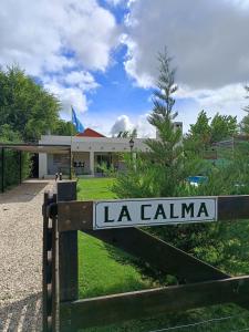 un cartel en una valla delante de una casa en Hospedaje La Calma, en San Miguel del Monte 3 fotos más