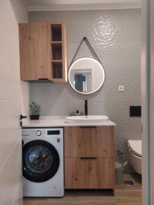 ein Badezimmer mit Waschmaschine und Waschbecken in der Unterkunft Apartment Studio Espiche near Praia da Luz in Luz