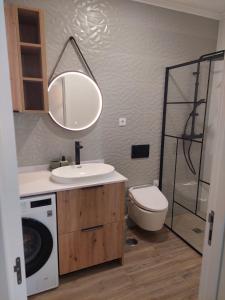 ein Badezimmer mit Waschbecken und Waschmaschine in der Unterkunft Apartment Studio Espiche near Praia da Luz in Luz