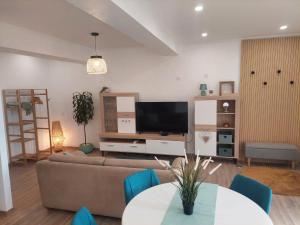 ein Wohnzimmer mit Sofa und Fernseher in der Unterkunft Apartment Studio Espiche near Praia da Luz in Luz