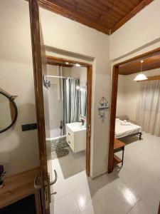 ein Badezimmer mit Dusche, Waschbecken und Badewanne in der Unterkunft Dimis Right House in Sozopoli