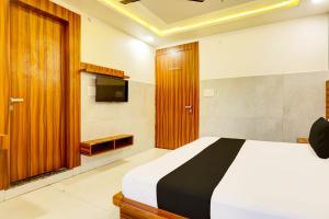 TV a/nebo společenská místnost v ubytování Hotel O Dev paradise