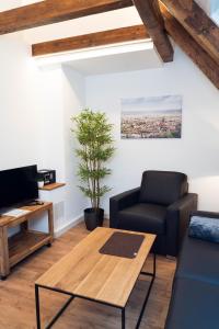 un soggiorno con un divano e un tavolo di AMBERG APART - Apartment-Wohnung 3 - Wohnraum auf Zeit ad Amberg