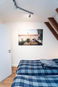 una camera da letto con un letto e un quadro sul muro di AMBERG APART - Apartment-Wohnung 3 - Wohnraum auf Zeit ad Amberg Altre 37 foto
