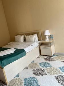 Ένα ή περισσότερα κρεβάτια σε δωμάτιο στο Grand Mehmonhonasi