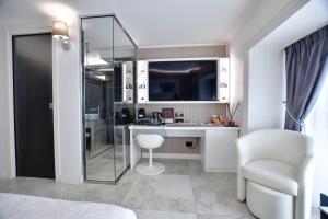 a bathroom with a sink and a glass shower at Domus De Cinti in Tivoli