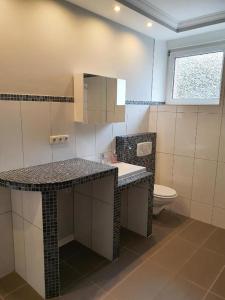 un baño con lavabo e inodoro en Mozart27 - Ferienwohnung, en Pirmasens
