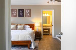 Ένα ή περισσότερα κρεβάτια σε δωμάτιο στο 4-Bed Haven Pool Table, Shuffleboard Massage Chair close to Fort Benning and downtown