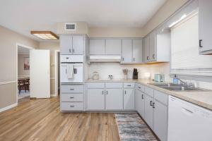 Η κουζίνα ή μικρή κουζίνα στο 4-Bed Haven Pool Table, Shuffleboard Massage Chair close to Fort Benning and downtown