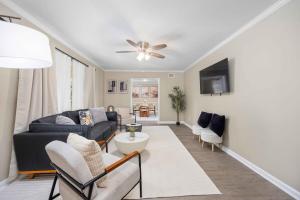 Μια τηλεόραση ή/και κέντρο ψυχαγωγίας στο 4-Bed Haven Pool Table, Shuffleboard Massage Chair close to Fort Benning and downtown