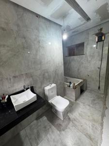 Koupelna v ubytování Casa com suítes e varandas com uma garagem