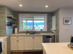 Dapur atau dapur kecil di Ladysmith Harbour View House +35 gambar
