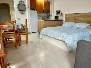 Kuchnia lub aneks kuchenny w obiekcie Studio Apartment Santana Habaneras - 05 at Beach with Garage, Pool and Lift