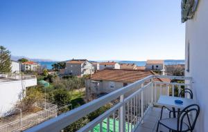 un balcon avec vue sur une ville dans l'établissement Apartments Ruza, à Kaštela