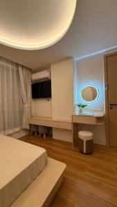 ein Schlafzimmer mit einem Bett und einem Spiegel an der Wand in der Unterkunft Fantasea Kamala 1 BR Near Fantasea Show & Beach 505 in Phuket