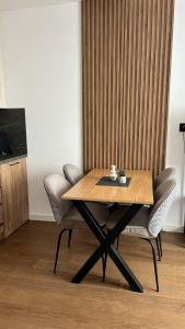 una mesa de madera con 2 sillas y una taza de café. en Terra29 apartman, zlatiborski kutak sa besplatnim parkingom, en Zlatibor