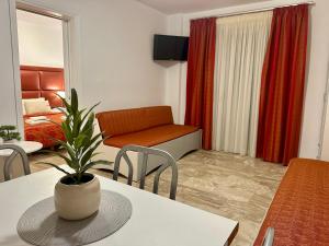 A television and/or entertainment centre at Hotel Apartments Panorama