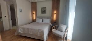 Postel nebo postele na pokoji v ubytování Elite Patras Suites