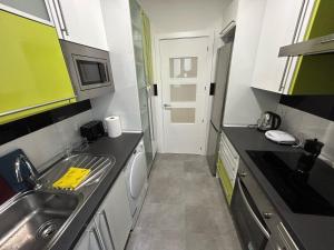 Kuchyň nebo kuchyňský kout v ubytování Habitaciones en Embajadores + 12 fotografií