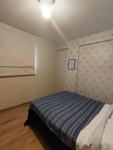 une petite chambre avec un lit et une fenêtre dans l'établissement Apto central com estacionamento, à Poços de Caldas