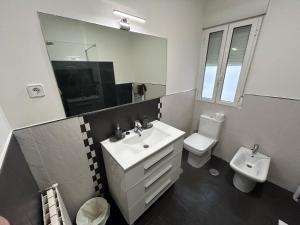Koupelna v ubytování Habitaciones en Embajadores
