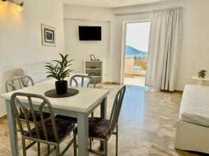 A television and/or entertainment centre at Hotel Apartments Panorama