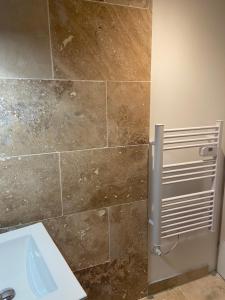 baño con lavabo y pared de azulejos en Maison Goya Arlésienne, en Arles 26 fotos más