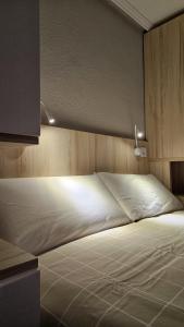 Un dormitorio con una cama grande con luces. en Casa Blanca Güemes, en Bareyo