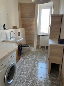 a kitchen with a sink and a washing machine at Großzügige Ferienwohnung nahe Berlin in Nauen