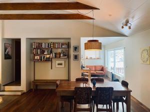 Χώρος καθιστικού στο Emma's Villa - Steps from Hot Springs & Nature