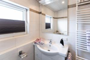 baño con lavabo, ventana y espejo en Haus-Lily-Nr-04, en Büsum 23 fotos más
