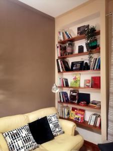 Perpustakaan di apartmen
