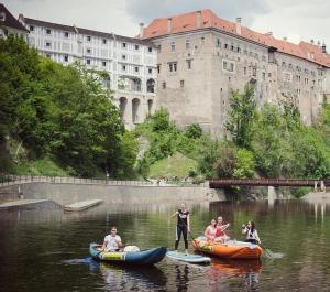 Výhled na řeku, která protéká v blízkosti apartmánu