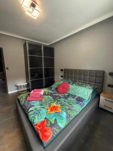 a bed with flowers on it in a room at Apartament Centrum 3-pokojowy Klimatyzacja nr 4 in Radom
