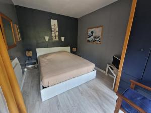 a small bedroom with a bed in a room at 450m plage Bourdaines in Seignosse
