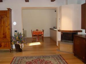 un salon avec une cuisine et une table et un canapé dans l'établissement La Casa del Pettirosso, à Bagnacavallo 15 autres photos