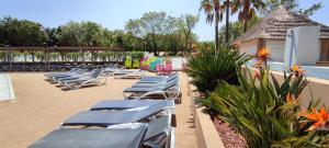 สวนหย่อมนอก Bungalow Camping 4 etoiles, 6 personnes, climatisation, parking, piscine, Wi-Fi
